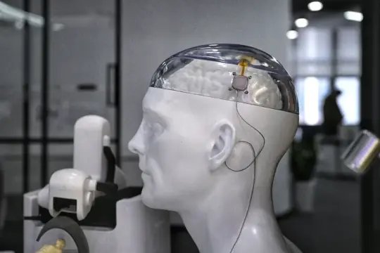 中国加速推进“用意念操作”的AI脑机接口：瘫痪患者已能操控电脑、实时解码中文