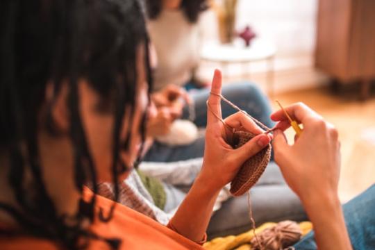 “模拟包”走红：用填字游戏和素描本替代手机，成时尚界“离线”新配饰