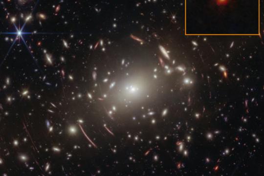 韦伯望远镜观测“小红点”GLIMPSE-17775　为早期宇宙“黑洞恒星”情景提供迄今最强证据