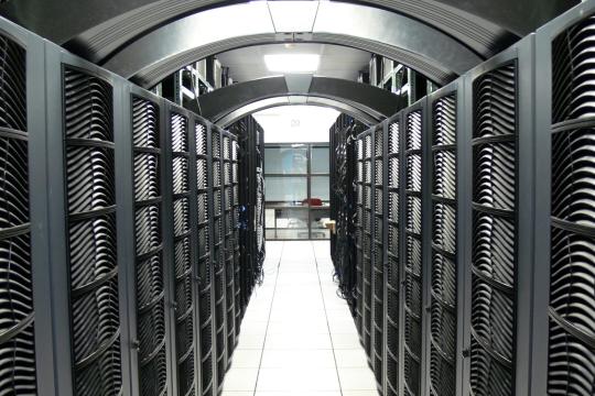 “不要在我家后院”：美国多地居民反对大型AI数据中心落地