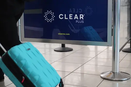 美国机场安检排队加剧 Clear应用下载量大增