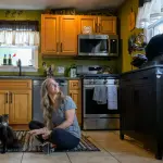 “灵魂猫”离世后她创办纪念珠宝品牌：用胡须与骨灰定制饰品，陪伴宠物主人走出悲伤