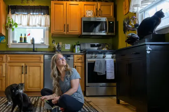 “灵魂猫”离世后她创办纪念珠宝品牌：用胡须与骨灰定制饰品，陪伴宠物主人走出悲伤