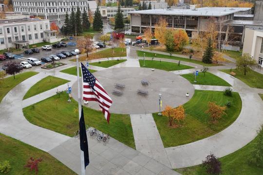 阿拉斯加费尔班克斯大学学生撕毁并吞食AI生成作品被捕 称生成技术“咀嚼并吐出他人艺术”