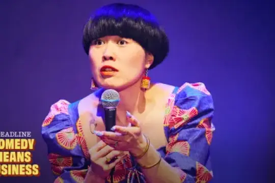 冈冢敦子谈模仿露西尔·鲍尔、在El Capitan剧院的圆满时刻及Hulu特别节目《父亲》中的成长，以及学会信任自己作为单口喜剧演员——《喜剧即生意》播客