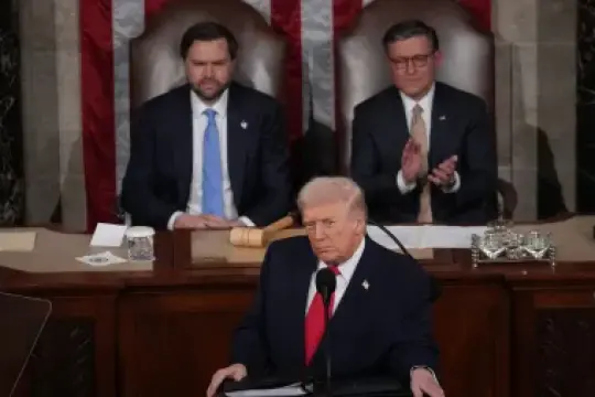 特朗普国情咨文：总统创最长演讲纪录，演讲重点聚焦颁奖与表彰——最新报道