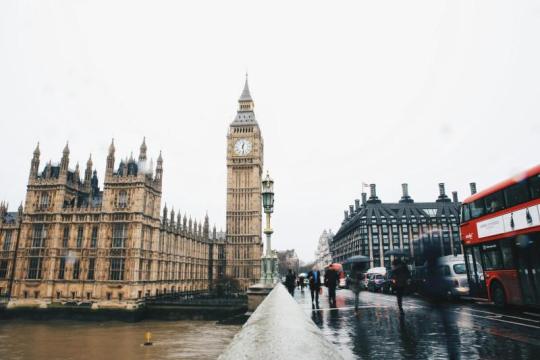 前英国财政大臣夸滕支持比特币作为“失灵体系”的替代选择