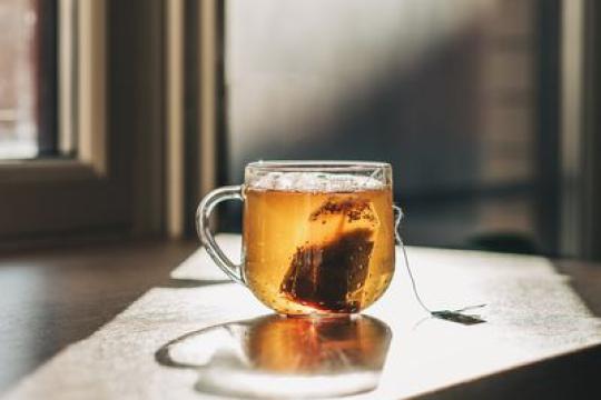 茶包可能释放数十亿微塑料颗粒，这些更安全的泡茶方式你了解吗？