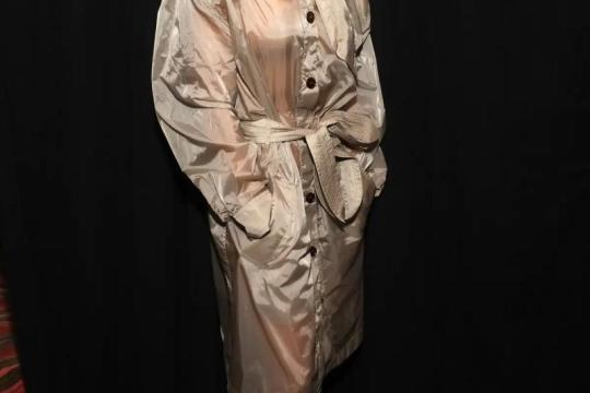 格莱美颁奖晚会后派对明星穿搭，从贾斯汀·比伯的连帽衫到蒂亚娜·泰勒的透视大衣