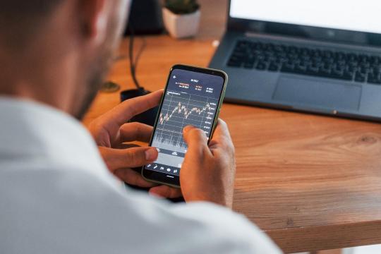 多份研究提及英伟达之外的科技股机会：IonQ与Nebius等被列入观察名单