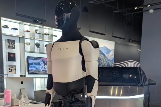 从舞台演示走向工厂试点，特斯拉Optimus项目推进商业化时间表