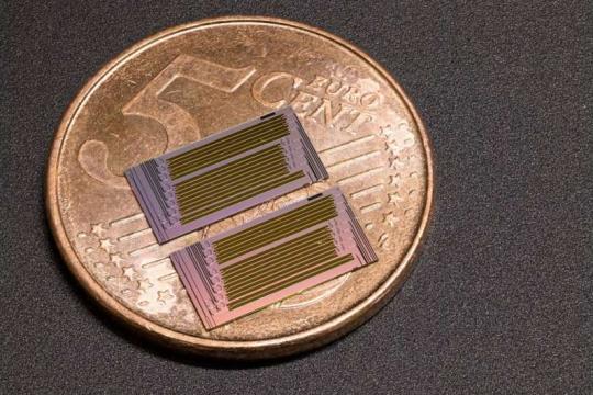 面向AI数据中心的更快连接：可量产光学微芯片或成关键方案