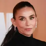 63岁的黛米·摩尔分享她改变生活的夜间习惯，助她放松身心