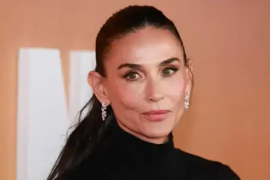 63岁的黛米·摩尔分享她改变生活的夜间习惯，助她放松身心