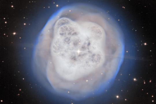 双子座北望远镜捕捉水晶球星云精细结构