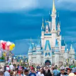 迪士尼世界魔法王国：2027年最热门日期四口之家入园费用逼近1000美元