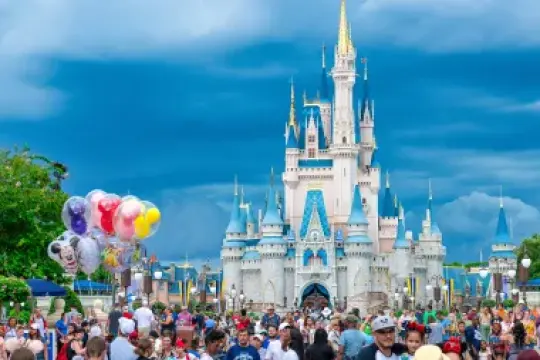迪士尼世界魔法王国：2027年最热门日期四口之家入园费用逼近1000美元
