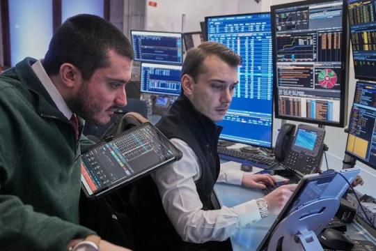 隔夜巨震后全球市场趋稳 贵金属价格自低位反弹