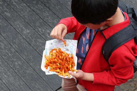 调查：近四成英国成年人支持禁止超加工食品