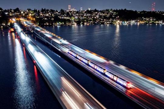 西雅图建成全球首条浮桥轻轨线 将连接市中心与贝尔维尤