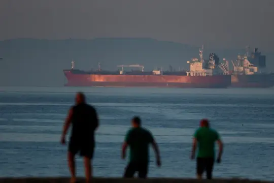 特朗普为抑制油价上行签署《琼斯法案》临时豁免令