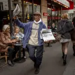 法国“最后一位报纸小贩”获授国家功绩勋章