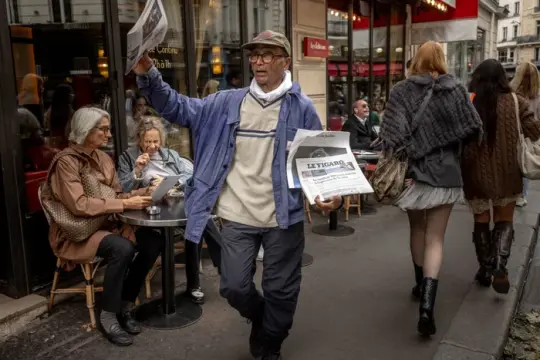 法国“最后一位报纸小贩”获授国家功绩勋章