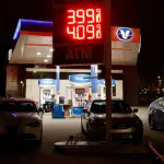 美国全国平均油价四年来首次突破每加仑4美元，伊朗战争推升油市