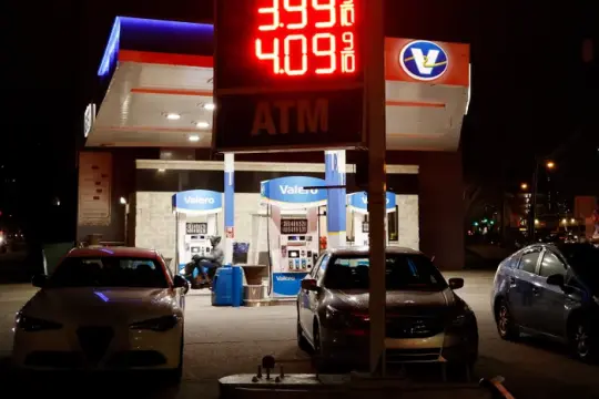 美国全国平均油价四年来首次突破每加仑4美元，伊朗战争推升油市