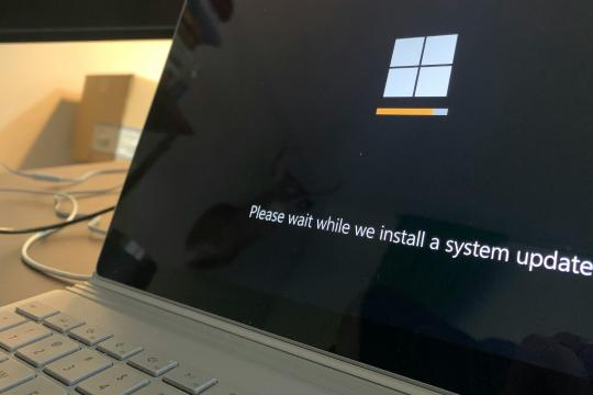 微软搭载AI的Windows更新引发愤怒，电脑拒绝关机