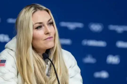 41岁的奥运滑雪选手林赛·沃恩透露胫骨骨折，但无怨无悔