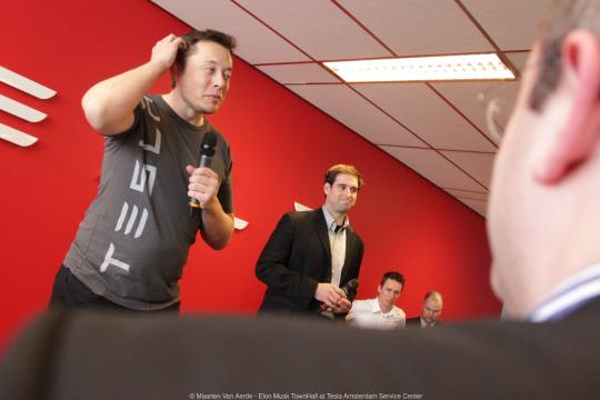 马斯克称Cybercab与Optimus量产将“痛苦地缓慢”，再度引发粉丝与投资者不满