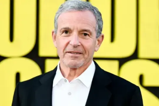 迪士尼CEO鲍勃·伊格2025财年薪酬升至4580万美元；董事会计划于2026年初公布继任者，正进行“严格且持续的候选人评估”