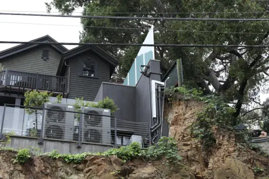 德州20岁男子被控向奥特曼旧金山住所投掷燃烧装置