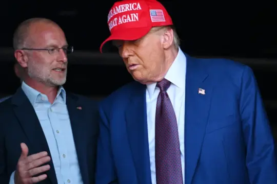 特朗普声援FCC主席卡尔：称将审查部分新闻机构执照，涉伊朗战争报道争议