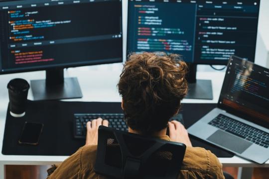 AI写代码加速降本：代码趋于商品化，价值转向数据与工作流程