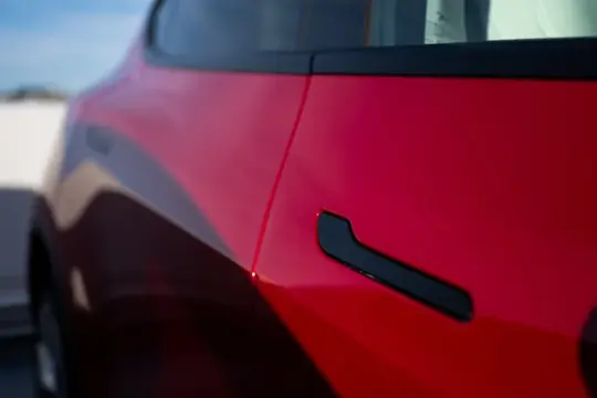 中国将禁用电动车隐藏式车门把手，要求车门内外配备机械释放装置