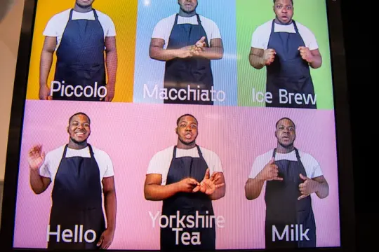 “咖啡只是借口”：东伦敦聋人咖啡馆用手语点单，AI工具也在尝试弥合沟通鸿沟