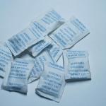 女子短视频演示硅胶干燥剂包重复利用方法，引发网友关注