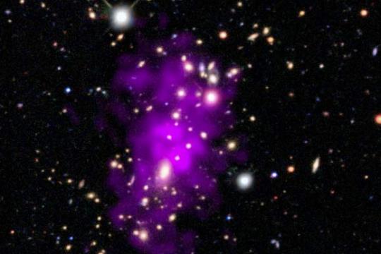 研究显示“香槟星团”由两大星系团正在合并而成