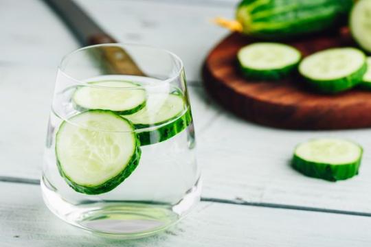 8种提升饮水健康益处的食材，除了柠檬之外的选择