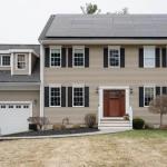 我们花63万美元买了房子，把妈妈接到地下室公寓住。这帮助我们照顾她，也积累了财富