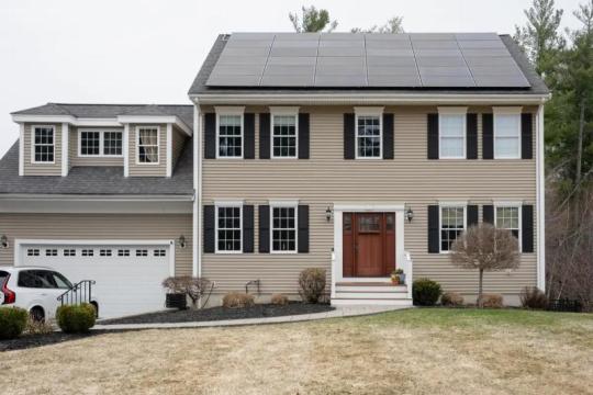 我们花63万美元买了房子，把妈妈接到地下室公寓住。这帮助我们照顾她，也积累了财富