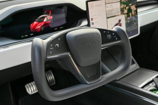 特斯拉调整驾驶辅助配置：新车不再标配自动转向，部分功能转向订阅或付费解锁