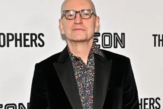 从索德伯格到阿罗诺夫斯基：好莱坞知名导演开始探索在电影制作中使用人工智能