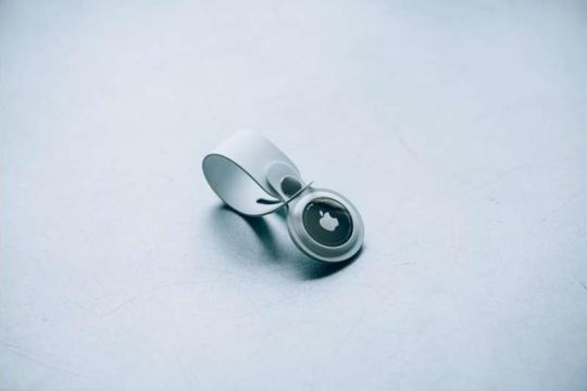 从AirTags到AI“裸体化”：技术如何被滥用为虐待工具