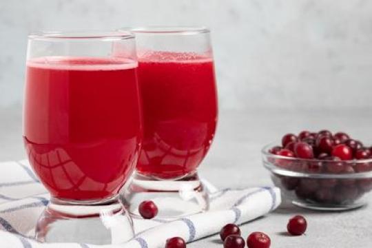 石榴汁与蔓越莓汁：哪种更有益心脏和泌尿健康？