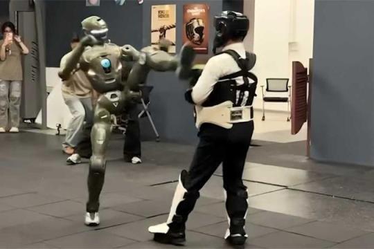 小鹏人形机器人公开演示跌倒引热议，CEO称属“学走路”过程