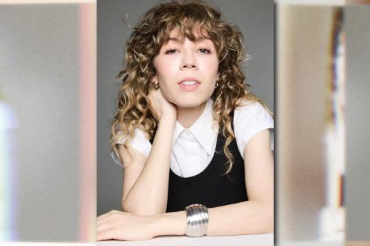 珍妮特·麦柯迪以新作探讨女性愤怒与身体自主：从童星到创作者的权威重建