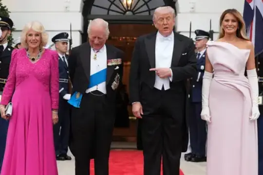 梅拉尼娅·特朗普与卡米拉王后在白宫访问期间穿着相似服装，这绝非巧合